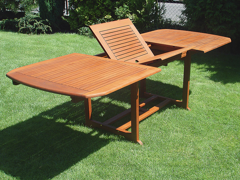 Dřevěný zahradní stůl QTC 3719