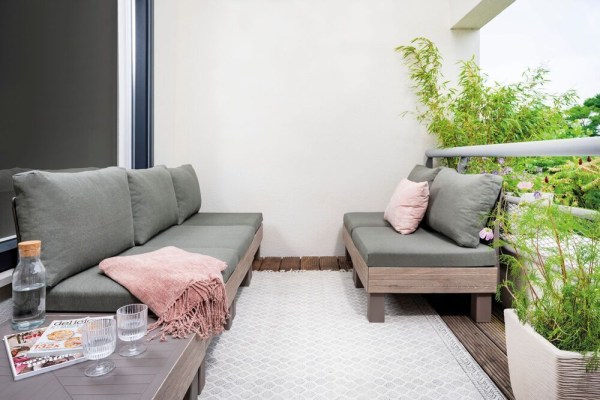 ELEMENTS SIGNATURE zahradní plastový stůl - walnut