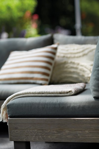 ELEMENTS SIGNATURE zahradní plastový stůl - walnut