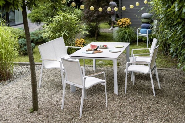 DIAMOND stohovatelné, hliníkové křeslo s teakovými područkami - bílá/krémová