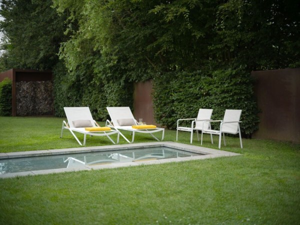 DIAMOND stohovatelné, hliníkové křeslo s teakovými područkami - bílá/krémová