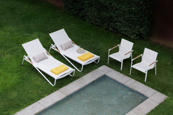 DIAMOND stohovatelné, hliníkové křeslo s teakovými područkami - bílá/krémová