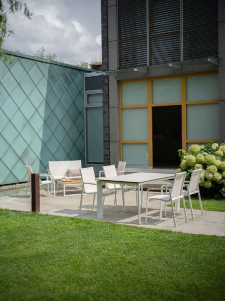 DIAMOND stohovatelné, hliníkové křeslo s teakovými područkami - bílá/krémová