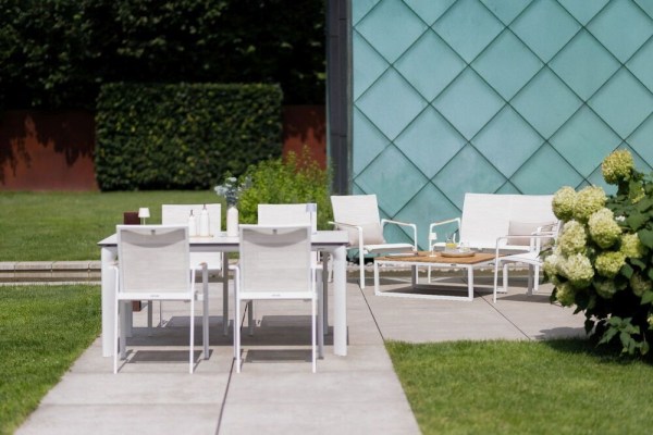 DIAMOND stohovatelné, hliníkové křeslo s teakovými područkami - bílá/krémová