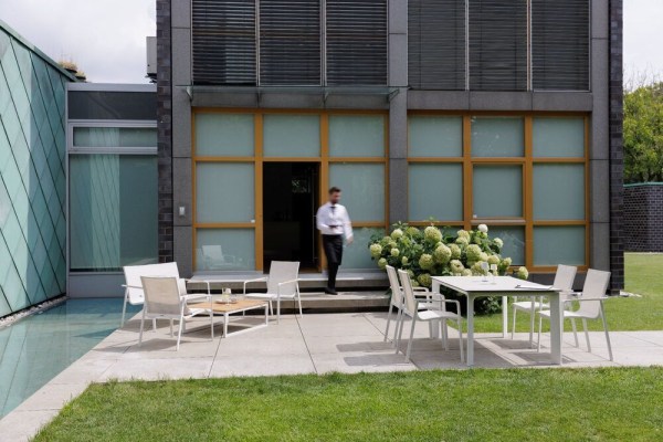 DIAMOND stohovatelné, hliníkové křeslo s teakovými područkami - bílá/krémová