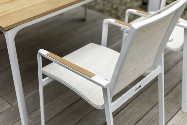 DIAMOND stohovatelné, hliníkové křeslo s teakovými područkami - bílá/krémová