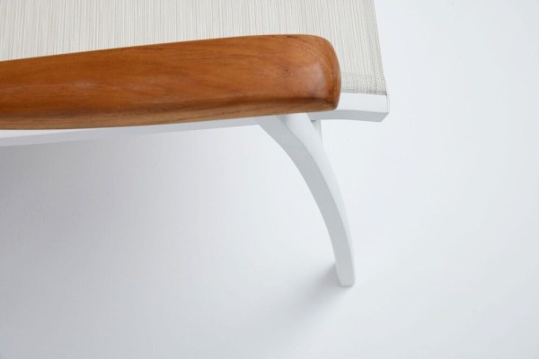 MEMPHIS TEAK stohovatelné, hliníkové křeslo s teakovými područkami - bílá / béžová