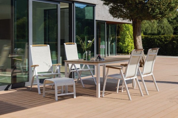 MEMPHIS TEAK stohovatelné, hliníkové křeslo s teakovými područkami - bílá / béžová