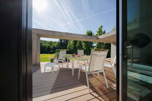 MEMPHIS TEAK stohovatelné, hliníkové křeslo s teakovými područkami - bílá / béžová