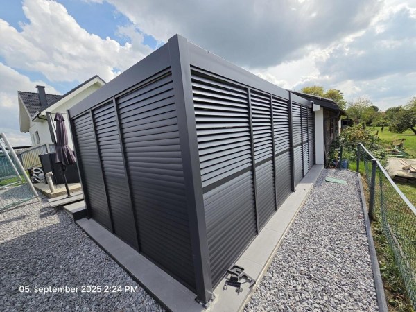 PANEL ZASTÍNĚNÍ ANTRACIT, SKLÁPĚCÍ LAMELY, HORIZONTÁLNÍ 1 m pro bioklimatickou pergolu