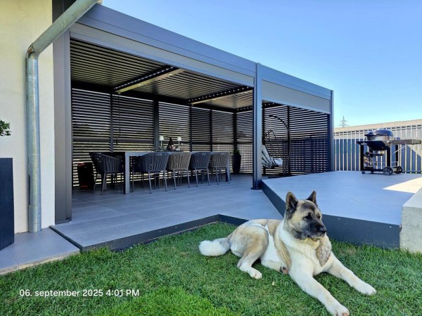 PANEL ZASTÍNĚNÍ ANTRACIT, SKLÁPĚCÍ LAMELY, HORIZONTÁLNÍ 1 m pro bioklimatickou pergolu