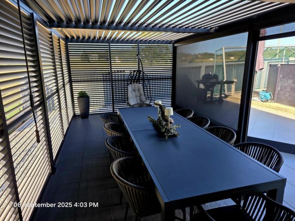 PANEL ZASTÍNĚNÍ ANTRACIT, SKLÁPĚCÍ LAMELY, HORIZONTÁLNÍ 1 m pro bioklimatickou pergolu