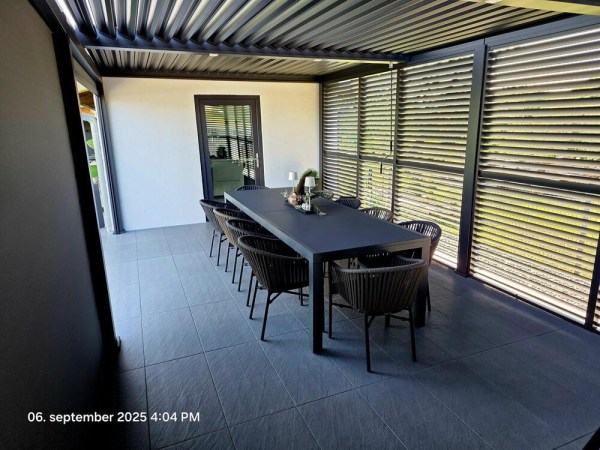 PANEL ZASTÍNĚNÍ ANTRACIT, SKLÁPĚCÍ LAMELY, HORIZONTÁLNÍ 1 m pro bioklimatickou pergolu